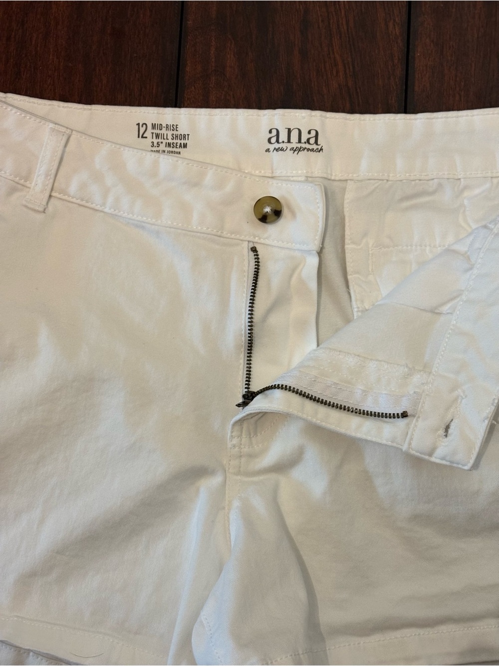 a.n.a A New Approach White Twill Shorts - Women’s Size 12 - Picture 3 of 15